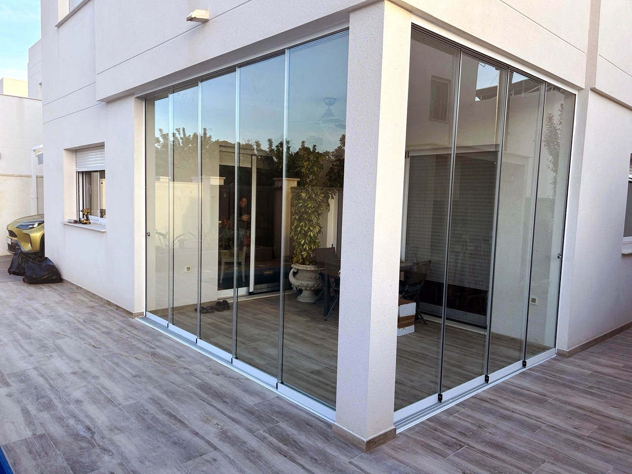 Terraza luminosa con acristalamiento panorámico y puertas correderas